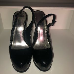 Black shoe dazzle pumps- size 8